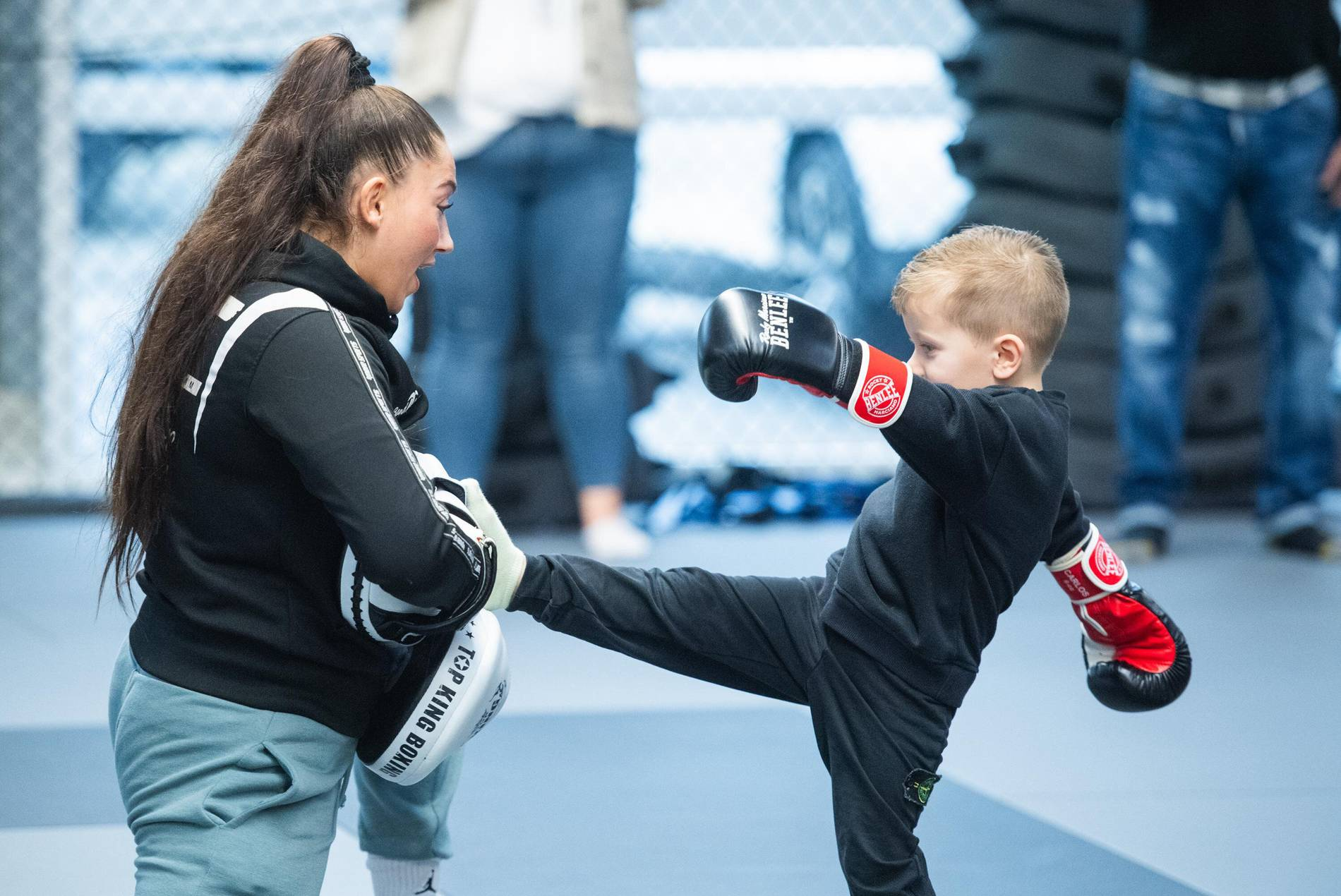 Selbstverteidigung für Kinder: Wie Kickboxen Sicherheit und Selbstbewusstsein Fördert